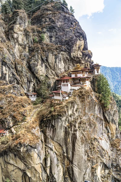 Taktshang Goemba vagy Tiger's fészek templomban, vagy a Tiger's nest kolostor a legszebb buddhista templom a világon. A legszentebb hely Bhutánban található egy nagy szikla hegy-sky és cloud Paro-völgy, Bhután. — Stock Fotó