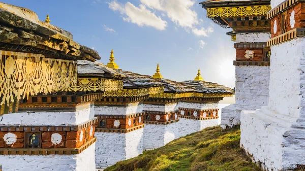 Le col de Dochula 108 chortens (stupas asiatiques) est le mémorial en l'honneur des soldats bhoutanais dans la ville de Timpu avec le paysage d'herbe et le ciel nuageux, Bhoutan — Photo