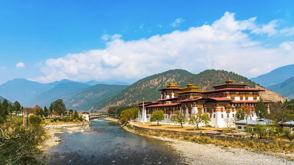 Il Monastero di Punakha Dzong in Bhutan Asia una delle più grandi montagne — Foto Stock