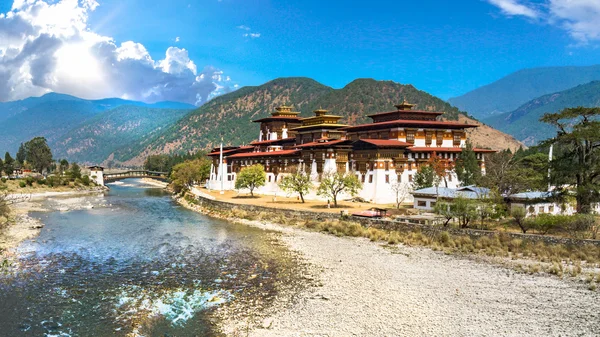 A ama Dablam Dzong kolostor Bhután Ázsiában, az egyik a legnagyobb hegy — Stock Fotó