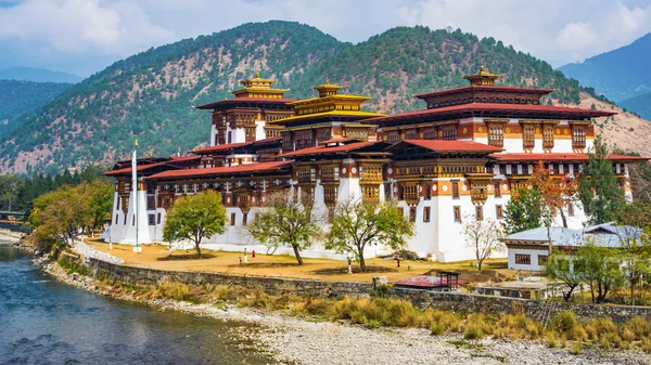 Il Monastero di Punakha Dzong in Bhutan Asia una delle più grandi montagne — Foto Stock