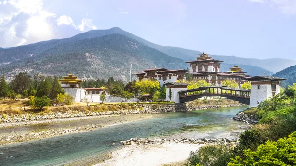 A ama Dablam Dzong kolostor és a híd a folyón, a Bhuta — Stock Fotó