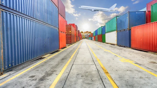 Negócios e logística. Transporte e armazenamento de carga. Equipamento contentores expedição — Fotografia de Stock