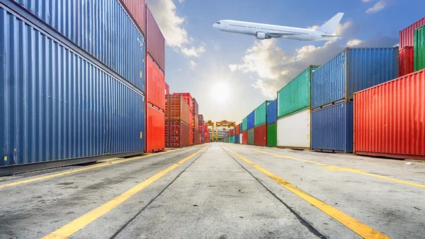 Business en logistiek. Vracht transport en opslag. Apparatuur containers scheepvaart en het verkeer weg met de gele lijn perspectief. — Stockfoto