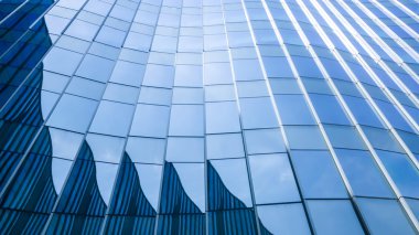 Perspektif ve alt açı görüntülemek gökdelenler gökyüzü ve bulut ışık yansıtmak ile yapı mimarlık Çağdaş Cam cephe dokulu arka plan için. (Ayrıntı eğrisi şeklinde cam dikey ve yatay dikey kızak ile)