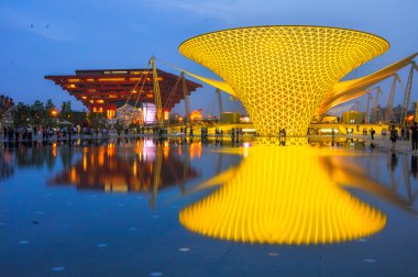 Shanghai - 26 Mayıs: Expo Boulevard Iconinc perde duvar aydınlatma ile Çin Pavilion Architecturein Dünya Fuarı 2010, 26 Mayıs 2010 tarihinde Shanghai, Çin.