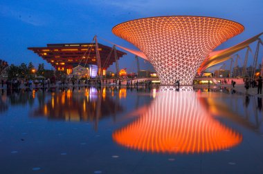 Shanghai - 26 Mayıs: Expo Boulevard Iconinc perde duvar aydınlatma ile Çin Pavilion Architecturein Dünya Fuarı 2010, 26 Mayıs 2010 tarihinde Shanghai, Çin.