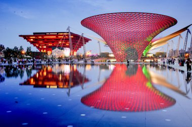 Shanghai - 26 Mayıs: Expo Boulevard Iconinc perde duvar aydınlatma ile Çin Pavilion Architecturein Dünya Fuarı 2010, 26 Mayıs 2010 tarihinde Shanghai, Çin.