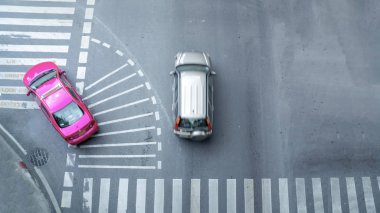 Bangkok, Tayland - 24 Ekim 2016: Şehir ulaşım - yaya geçidi ile şehir yolda seyahat bulanıklık arabalar gündüz (havadan fotoğraf, üstten görünüm imzalamak)