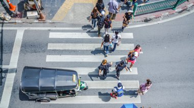 Bangkok, Tayland - 24 Ekim 2016: Yoğun şehir insanlar kalabalık gidip saklardı mini araba ile trafik yolda yaya geçidi geçmek. Bangkok, Tayland, Thailand (Hava fotoğraf, üstten görünüm)