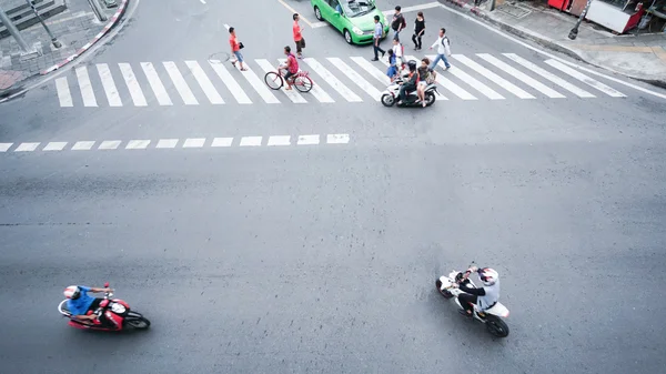 Strada sulla vista dall'alto con le persone stanno attraversando segno di attraversamento sulla strada e auto e moto (Foto aerea ) — Foto Stock