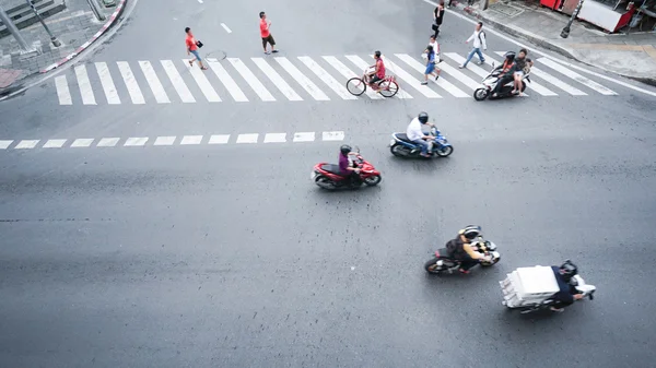 Gatan på den översta vyn med människor kommer över övergångsställe skylten på vägen och bil och motorcykel (Flygfoto) — Stockfoto