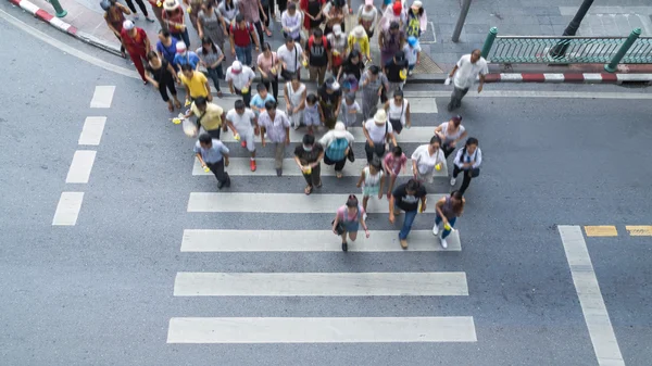 ラッシュアワー (航空写真、平面図に通り市内の横断歩道に歩いて人々 をぼかし) — ストック写真