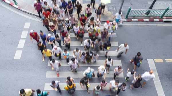 Oskärpa människor som vandrar i övergångsställe business gatan staden vid rusningstid (Flygbild, ovanifrån) — Stockfoto
