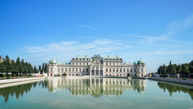 Güzel manzarasına ünlü Schloss Belvedere reflectant havuzu ve mavi gökyüzü, Viyana, Avusturya