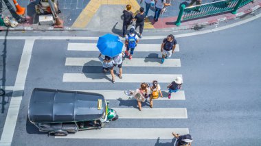 Yoğun şehir insanlar kalabalık gidip saklardı mini araba ile trafik yolda yaya geçidi geçmek. Bangkok, Tayland, Thailand (Hava fotoğraf, üstten görünüm)