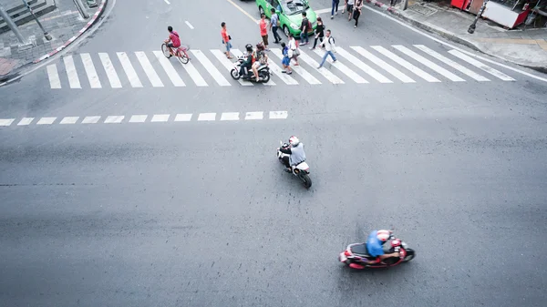 通りの人々 と平面図を行く acroos 横断歩道、道路では車とオートバイ (航空写真に) — ストック写真