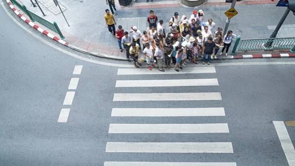 Rušné obchodní rozostření lidí dav křížení pěší přechod pro chodce na ulici (ortofoto, pohled shora) — Stock fotografie