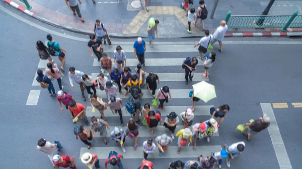 Rozostření lidí, kteří jdou v ulici obchodní přechod pro chodce na špičce — Stock fotografie