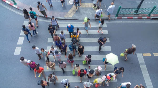 Rozostření lidí, kteří jdou v ulici obchodní přechod pro chodce na špičce — Stock fotografie