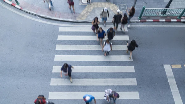 Blur pessoas andando na cidade de rua de negócios de passarela na hora de ponta — Fotografia de Stock