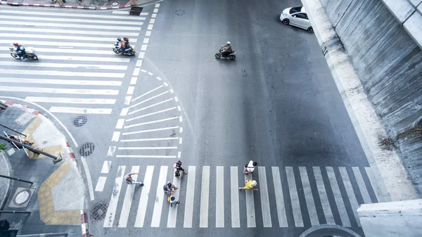 Transporte urbano - coches que viajan por carretera de la ciudad con señal de paso de peatones durante el día (Foto aérea, vista superior ) —  Fotos de Stock