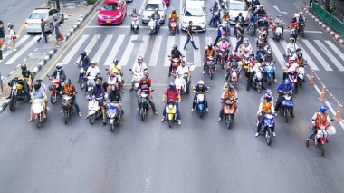 Bangkok - Ağustos 27,2016: araçlar (motosiklet, Araba, taksi ve üç tekerlekli bisiklet) beklemek için bir yeşil ışık, Bangkok, Tayland için şehir yolda yaya geçidi ile kavşak.
