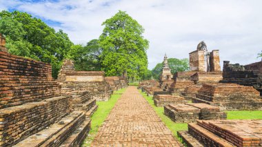 Antik yürüyüş yolu ve harap mimarisi üzerinde bulutlu gökyüzü, Ayutthaya, Tayland Tayland Tapınağı'nda.