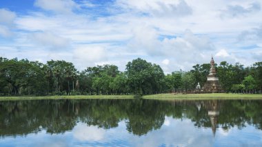 Budist Antik anıt yapı ve doğa otlak ağaçları parkta, Ayutthaya, Tayland ile su Gölü