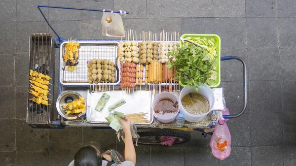 Vista superior de un vendedor de comida callejera tailandesa con parrilla de salchicha y albóndigas y ensalada vegetariana en la ciudad de Bangkok, Tailandia —  Fotos de Stock
