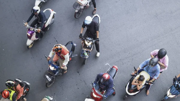 市の道路上で動いているオートバイのトップ空撮ぼかしの人. — ストック写真