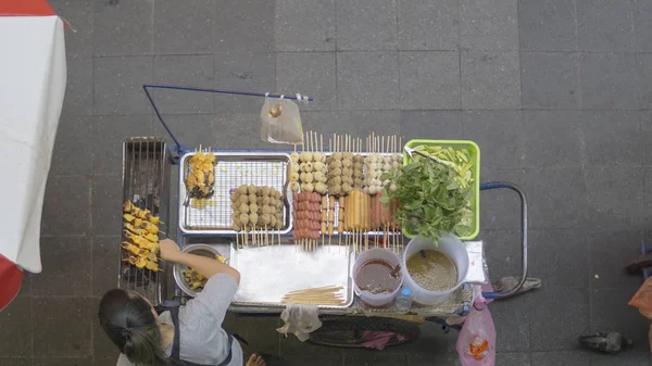 Pemandangan utama dari penjual makanan jalanan Thailand dengan sosis panggang dan bakso dan salad vegatable di kota Bangkok, Thailand — Stok Foto