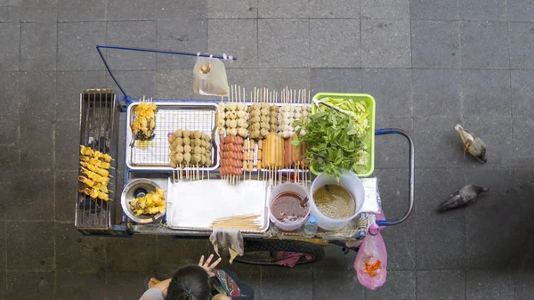 Widok ulicy tajski dostawcy żywności z kiełbasa grill i klops i warzywami gotowanymi z góry Sałatka w Bangkoku, Tajlandia — Zdjęcie stockowe