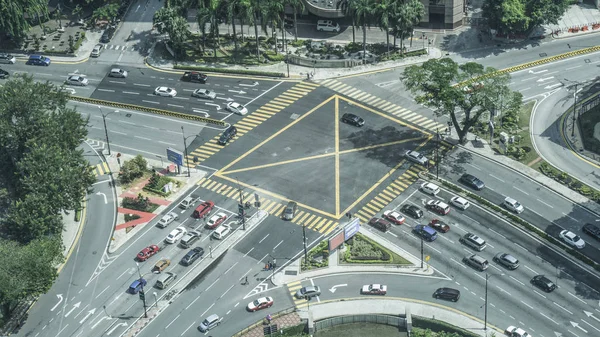 Vista superior de um cruzamento da cidade e passarela com carro e pessoas (vista superior, vista aérea ) — Fotografia de Stock