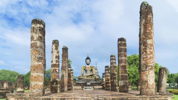 A estátua histórica velha de buddha no temple em Hist de Sukhothai — Fotografia de Stock