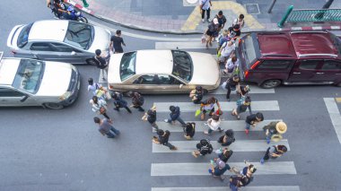 Bangkok, Tayland - 24 Ekim 2016. arabalar durdurma ve iş-şehir içinde yaya geçidi insanlara engelleme ne zaman yukarıdan insanların yol boyunca yürüyüş.