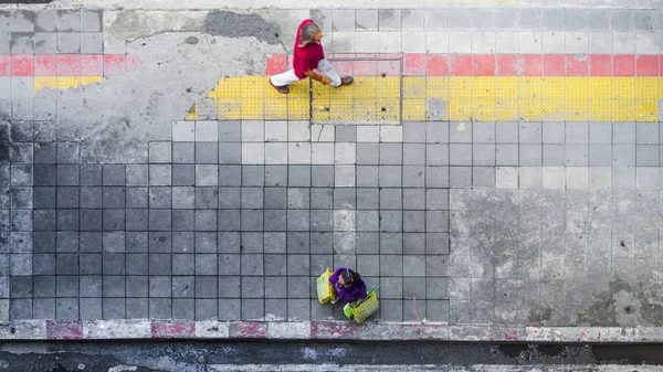 Na rua andar em vista superior homem e mulher com sacos de compras stan — Fotografia de Stock