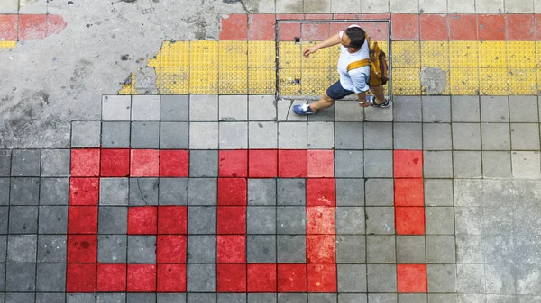 Bangkok, THAÏLANDE - 24 octobre 2016 : Vue aérienne et vue supérieure avec flou homme marche dans la zone d'affaires avec passerelle piétonne et rouge et jaune bloc — Photo