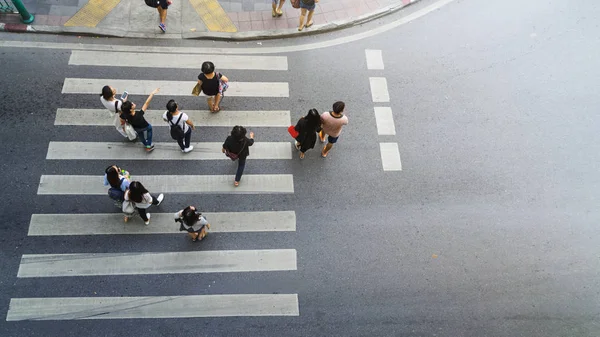 人们步行和手表上人行横道街在 cit 在顶视图 — 图库照片