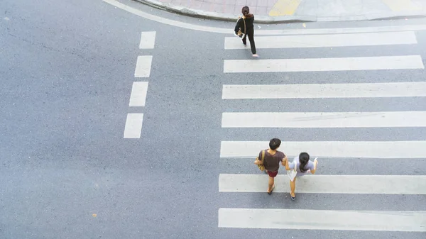 A város az emberek sétálnak át a város crosswalk felülnézet — Stock Fotó