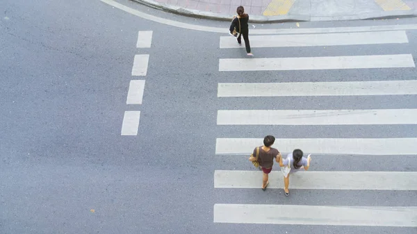 Vista superior das pessoas da cidade estão caminhando através de passarela na cidade — Fotografia de Stock