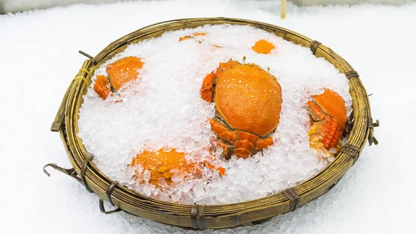 Los cangrejos de naranja frescos en la cesta de hielo —  Fotos de Stock