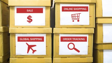 etiket ve online alışveriş logosu ile kağıt kutuları yığını,
