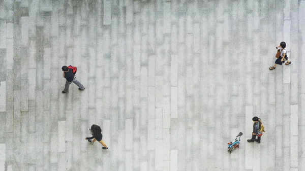 La gente cammina sulla passerella pedonale . — Foto Stock