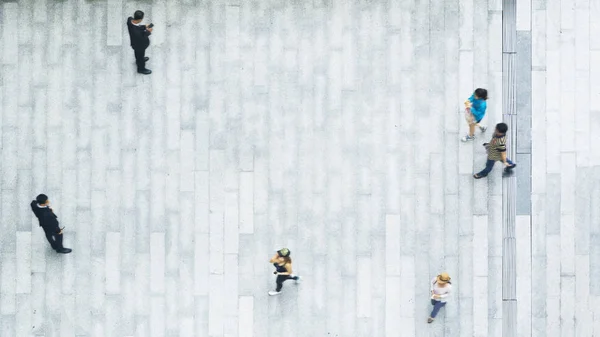 Vista superior de los negocios y turistas grupo de personas a pie y de pie — Foto de Stock