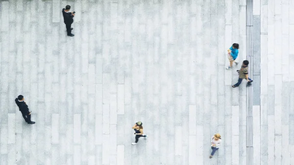 Vista dall'alto di persone d'affari e turistiche passeggiata di gruppo e stand — Foto Stock