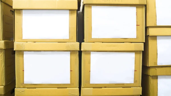 Zásobník papírových krabic s prázdné značky — Stock fotografie