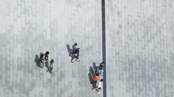 Banguecoque, TAILÂNDIA 24 de setembro de 2016: vista superior das pessoas caminhada em grupo e ficar na paisagem pedonal de concreto branco . — Fotografia de Stock