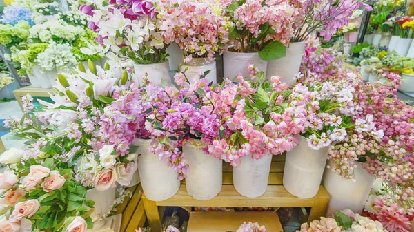 Renkli flora ve diğer çiçekler buket dekorasyon için