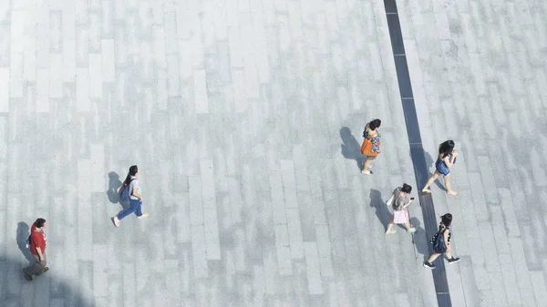 曼谷, 泰国 2016年9月24日: 一群性感的女士和男人在步行街城市快速行走在夏季的季节。(顶部视图图像) — 图库照片